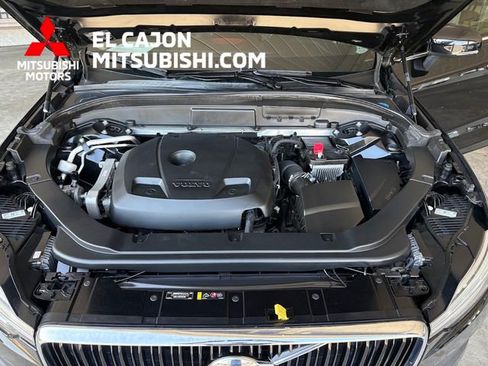 Used 2019 Volvo XC60 T5 Momentum w/ Multimedia Package AWD/4WD image 13