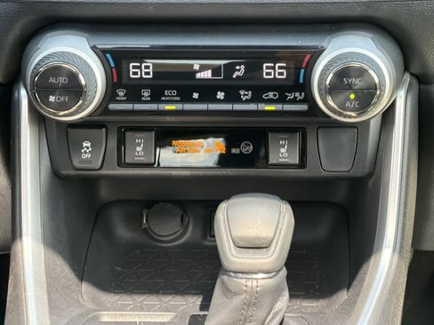 Used 2019 Toyota RAV4 XLE w/ Convenience Package AWD/4WD image 17