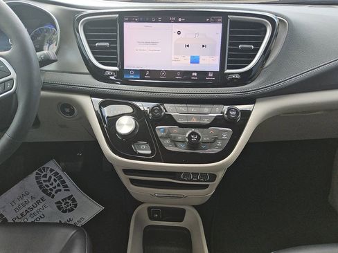 Used 2023 Chrysler Pacifica Touring-L image 11