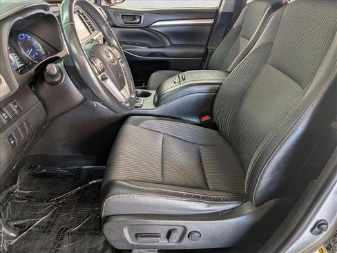 Used 2018 Toyota Highlander Plus AWD/4WD image 22