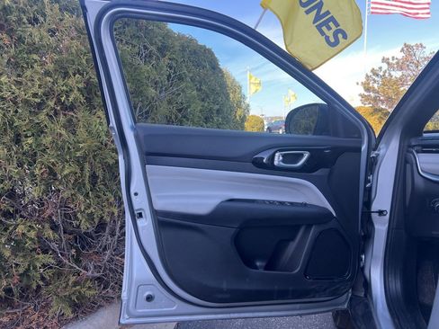 Used 2025 Jeep Compass Limited image 7