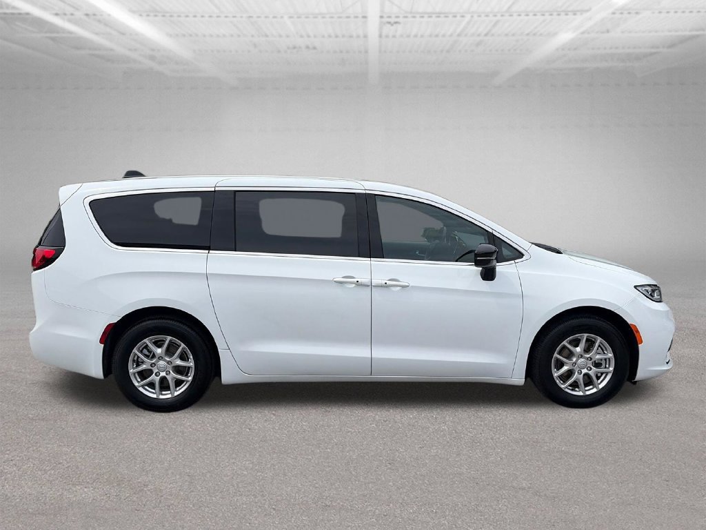 Used 2026 Chrysler Pacifica Select FWD image 7