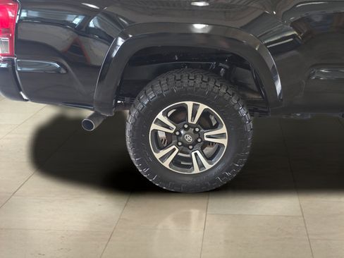 Used 2017 Toyota Tacoma TRD Sport w/ Tow Package (A/T) AWD/4WD image 30