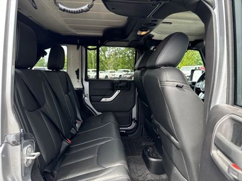 Used 2015 Jeep Wrangler Unlimited Rubicon AWD/4WD image 16