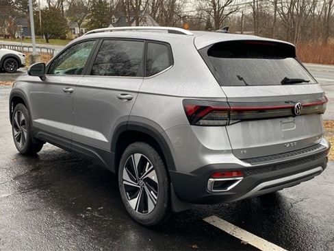 New 2026 Volkswagen Taos SE image 7