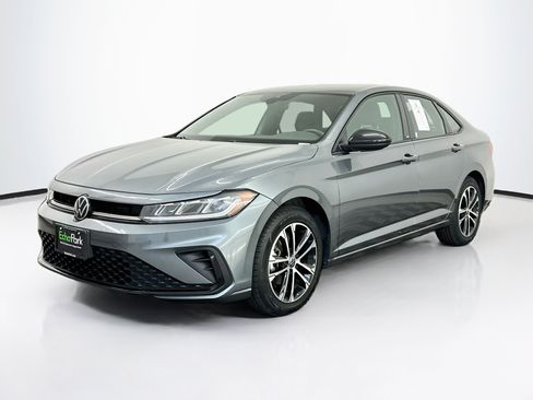 Used 2025 Volkswagen Jetta Sport FWD image 3