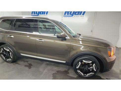 Used 2024 Kia Telluride S w/ S Sunroof Package FWD image 2