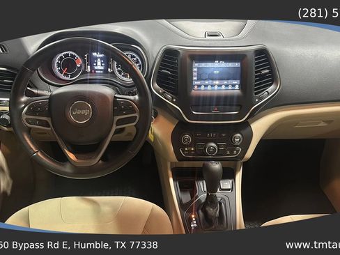 Used 2020 Jeep Cherokee Latitude w/ Cold Weather Group FWD image 9