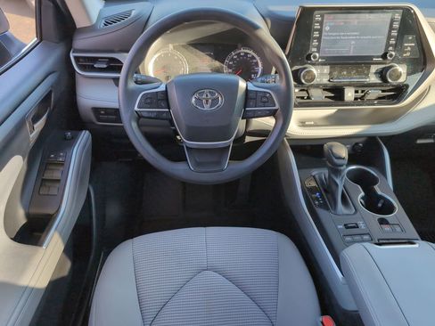 Used 2022 Toyota Highlander L image 13