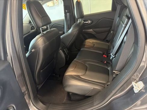Used 2019 Jeep Cherokee Limited w/ Luxury Group AWD/4WD image 18