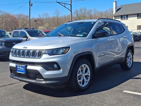 Used 2024 Jeep Compass Latitude AWD/4WD image 3