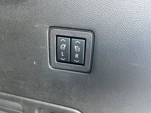 Used 2021 Chevrolet Traverse High Country image 35