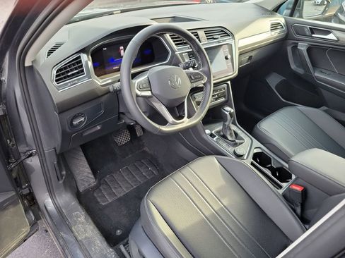 Used 2022 Volkswagen Tiguan SE image 19