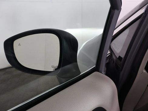 Used 2023 Chrysler Pacifica Touring-L image 35