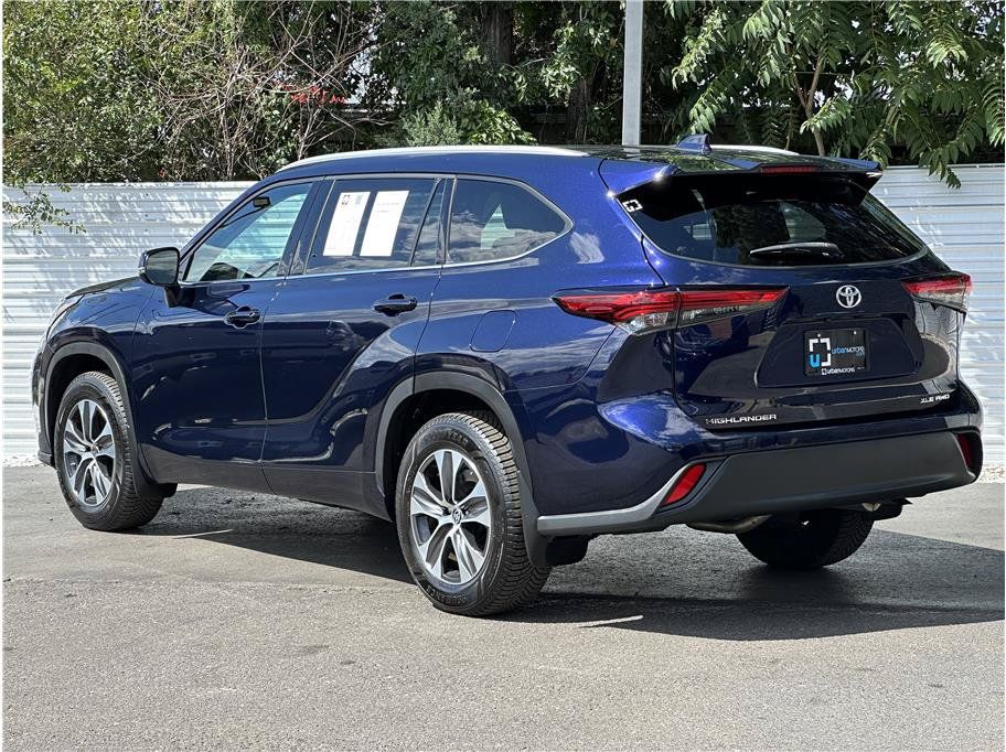 Used 2022 Toyota Highlander XLE AWD/4WD image 3