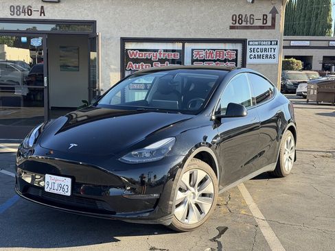 Used 2023 Tesla Model Y Long Range AWD/4WD image 1