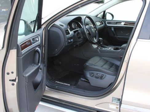 Used 2016 Volkswagen Touareg Sport image 21