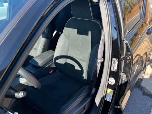 Used 2023 Volvo XC40 Recharge Plus image 3