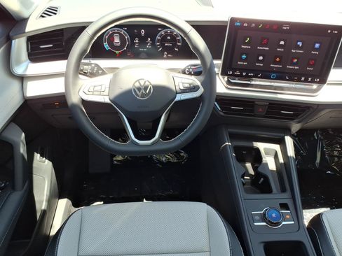 New 2026 Volkswagen Tiguan SE FWD image 18