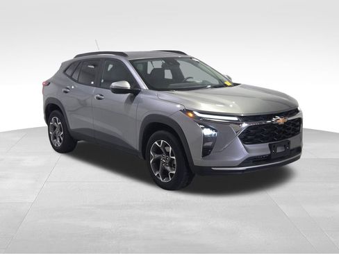 Used 2025 Chevrolet Trax LT w/ LT Convenience Package FWD image 18