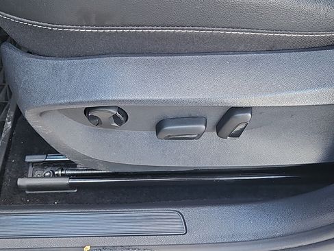 Certified 2022 Volkswagen Taos SEL image 15