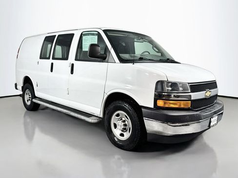 Used 2018 Chevrolet Express 2500 w/ Driver Convenience Package RWD image 4