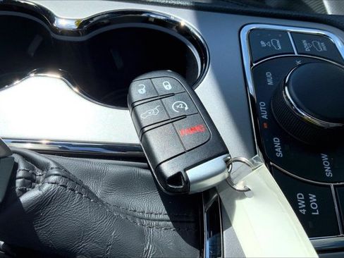 Used 2020 Jeep Grand Cherokee High Altitude AWD/4WD image 11