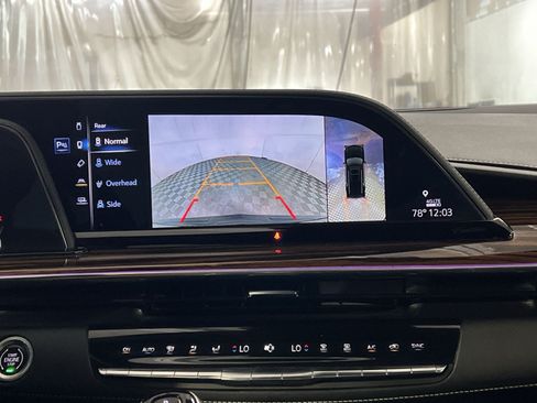 Used 2023 Cadillac Escalade Premium Luxury AWD/4WD image 19