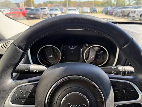 Used 2018 Jeep Compass Latitude w/ Cold Weather Group AWD/4WD image 7