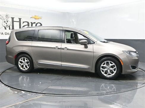 Used 2018 Chrysler Pacifica Touring-L Plus w/ Tire & Wheel Group image 50