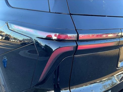 Used 2025 Chevrolet Traverse LT image 29