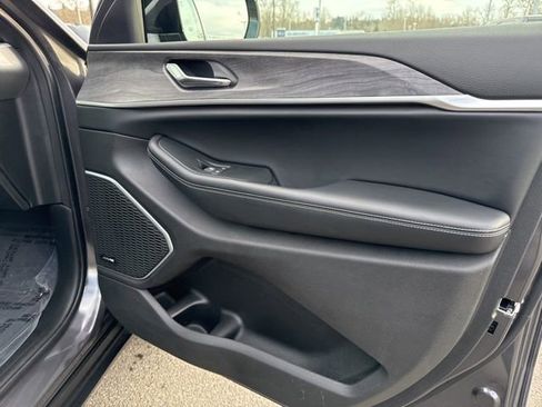 Used 2024 Jeep Grand Cherokee Limited w/ Luxury Tech Group II image 11