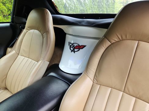 Used 2000 Chevrolet Corvette Convertible w/ Performance Handling Pkg image 9