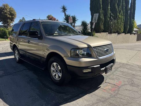 Used 2003 Ford Expedition XLT image 2