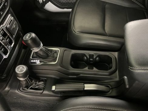 Used 2023 Jeep Wrangler Unlimited Sahara w/ Cold Weather Group AWD/4WD image 18