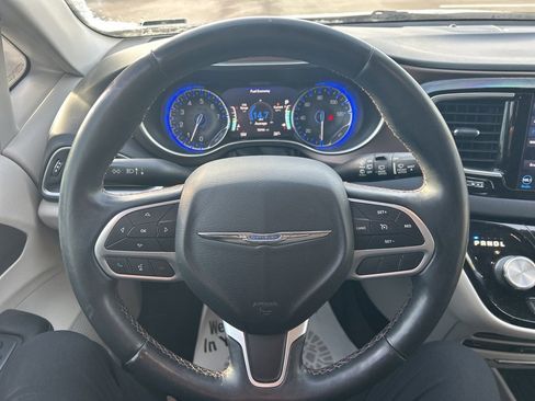 Used 2018 Chrysler Pacifica Touring-L Plus image 23