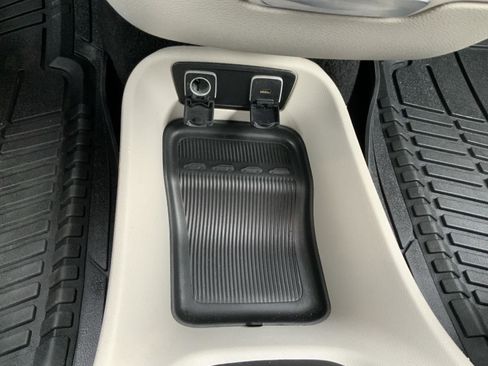 Used 2020 Chrysler Voyager Lxi image 44