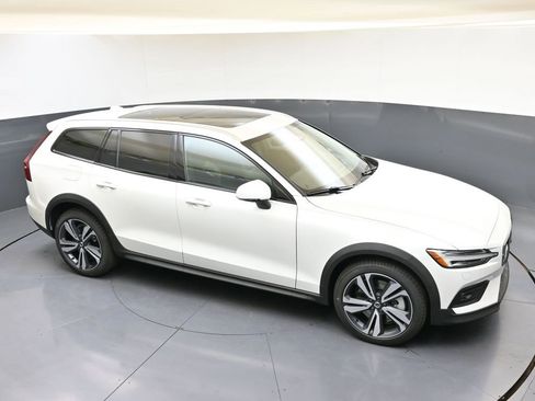 New 2026 Volvo V60 B5 Cross Country Plus w/ Protection Package Premier image 49