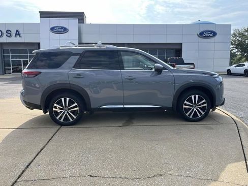 Used 2025 Nissan Pathfinder Platinum FWD image 2