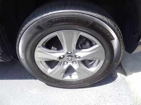 Used 2025 Toyota RAV4 XLE FWD image 32