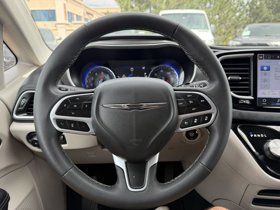 Used 2024 Chrysler Pacifica Touring-L FWD image 28