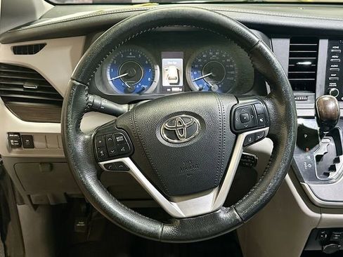 Used 2020 Toyota Sienna XLE image 12