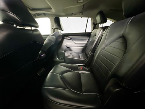 Used 2021 Toyota Highlander XLE FWD image 29