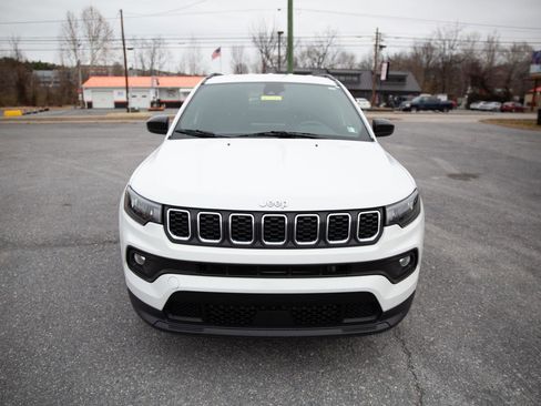 Used 2024 Jeep Compass Latitude image 8