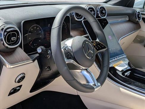 Used 2026 Mercedes-Benz GLC 300 image 3
