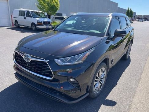 Used 2021 Toyota Highlander Platinum FWD image 1