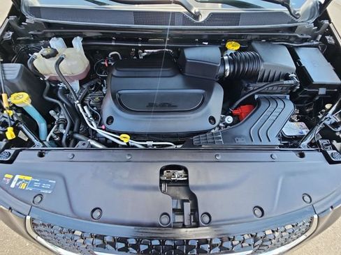 Used 2025 Chrysler Pacifica Select FWD image 32