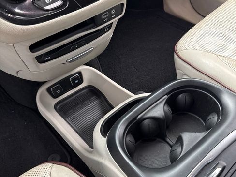 Used 2018 Chrysler Pacifica Limited FWD image 17