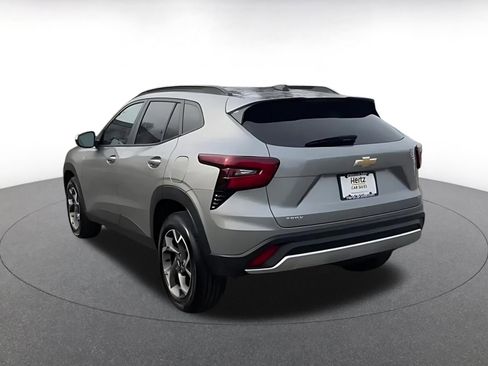 Used 2025 Chevrolet Trax LT w/ LT Convenience Package image 11