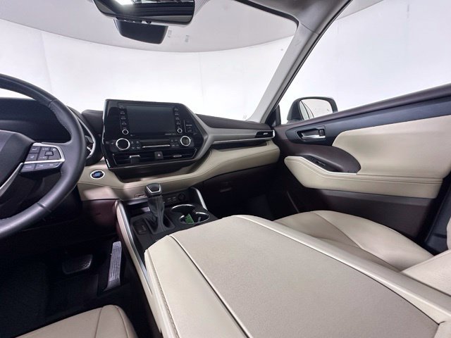 Used 2022 Toyota Highlander XLE AWD/4WD image 24